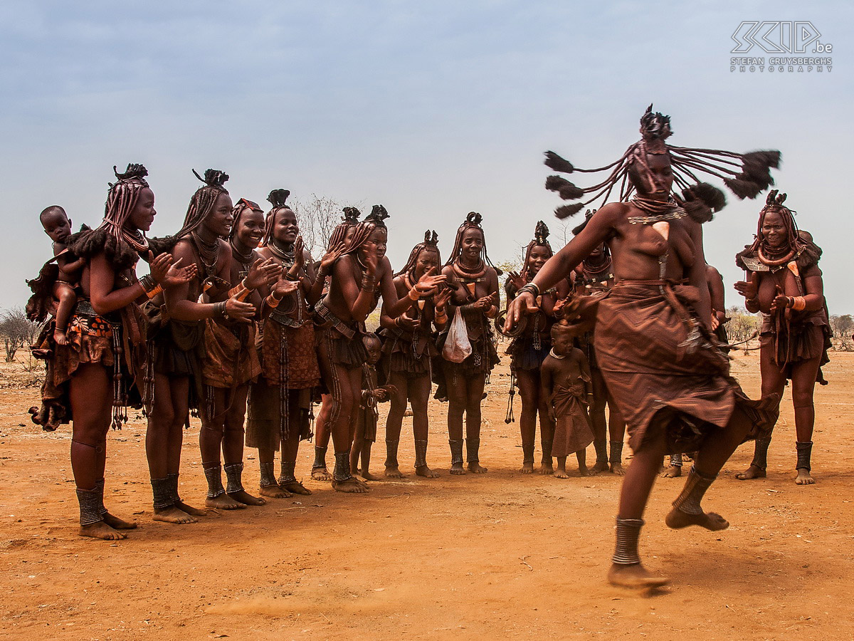 Omangete - Dansende Himba vrouwen De vrouwen demonstreren een van hun traditionele dansen. Stefan Cruysberghs